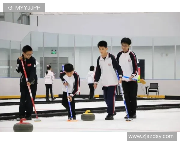 小冰壶滚动大愿望 上海市青少年学校冰壶公开赛暨长三角学校冰壶邀请赛开幕 小冰壶滚动大愿望 上海市青少年学校冰壶公开赛暨长三角学校冰壶邀请赛开幕